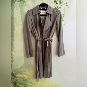 Babaton Maximo trench